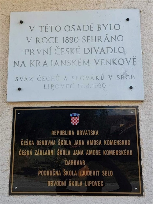 O stogodišnjici izvođenja prve češke amaterske predstave u Slavoniji u Ljudevit Selu je postavljena spomen-ploča (foto Mato Pejić) 