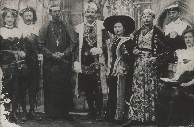 Glumci češke besede Prekoparka iz predstave Noć na Karlštejnu 1911- godine – ovo je najstarija sačuvana fotografije  neke češke amaterske predstave odigrane u Hrvatskoj (Arhiv Saveza Čeha) 