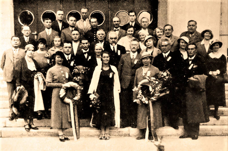 Turneju po Čehoslovačkoj završila je 1933. godine kazališna grupa češke besede Zagreb na češkoj državnoj smotri Hronov, odakle je kući odnijela slavljenički lovorov vijenac. (Arhiv Saveza Čeha)