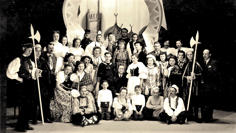 Prva predstava na potpuno opremljenoj novoj pozornici češkog doma u Daruvaru bio je zahtjevan komad <em>Gajdaš iz grada Strakonjica</em> a igran je na Božić 1939. godine.(Arhiv češke besede Daruvar)