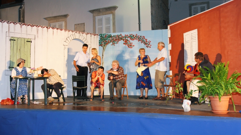 Izvedba predstave <em>Diletanti</em> u Veloj Luci 2011.