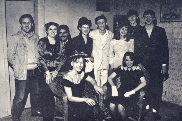 Vrlo dugo Hercegovac se držao u vrhu po broju čeških amaterskih predstava, na fotografiji je mlada ekipa predstave igrane 1990. godine (arhiv Jednote) 