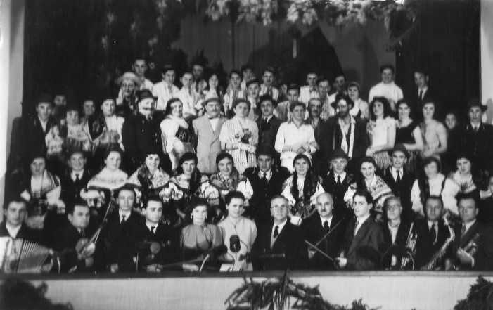 Budući da je redatelj i dirigent Josef Knytl vodio preciznu evidenciju, znamo da su za uprizorenje operete <em>Na tý louce zelený / Na toj livadi zelenoj</em> 1959. godine bile potrebne ukupno 92 probe. Na fotografiji se vidi kako orkestar sjedi u rupi ispod pozornice. (arhiv obitelji Siruček)