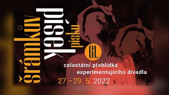 U Češkoj Republici, osim regionalnih smotri dramskih amatera, postoji čitav niz specijaliziranih nacionalnih smotri. Posebno se tako sastaju lutkari, seniorske grupe, grupe iz malih sredina, kao i mlade i eksperimentalne grupe na smotri koja se zove <em>Šrámkův Písek</em>. (Amatérská scéna)