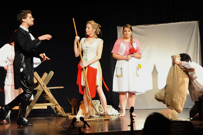 Predstava <em>Mala priča iz seoskog dvorišta</em> autora Đure Horvata u izvođenju KUD-a Katruže iz Ivanovca na Festivalu KAM 2012. godine 