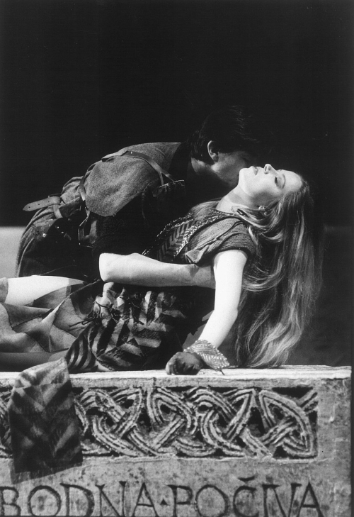 7. Baštinski dramski tekstovi na scenama zagrebačkih kazališta: Dimitrija Demeter, <em>Teuta</em>, red. Kosta Spaić, HNK u Zagrebu, 1991.