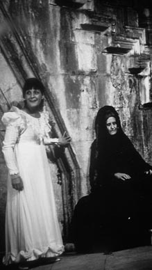 Ksenija Hajdarhodžić (rođ. Dedić) i Nada Subotić u prizoru iz Vojnovićeva dramoleta Allons enfants! na Dubrovačkim ljetnim igrama 1971. u režiji Koste Spaića, foto: Krešimir Tadić