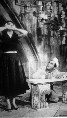 Marija Kohn i Izet Hajdarhodžić: Jean Anouilh, Antigona, režija Kosta Spaić, Dubrovačke ljetne igre, Knežev dvor, 1959., red. Kosta Spaić, foto: Foto Dubrovnik