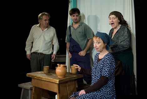 Scena Zvonimir Rogoz Hrvatskog narodnog kazališta u Vara&zcaron;dinu: Bogi Iva&ccaron; znova (prema motivima srednjevjekovnih francuskih farsi nepoznata autora), red. Ljubomir Kerekeš