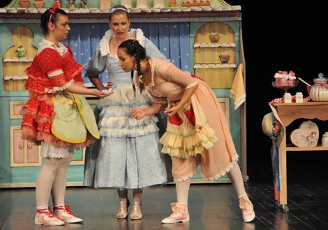 Dječje kazalište Branka Mihaljevića, Osijek, Gradsko kazalište Joza Ivakić, Vinkovci: Kristina Gavran, Čarobni kolač, red. Frana Marija Vranković