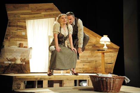 Kazalište Virovitica, Gradsko kazalište Joza Ivakić, Vinkovci: Tit Makcije Plaut, Ćup, red. Renata Carola Gatica, foto: www.kazalistevirovitica.hr