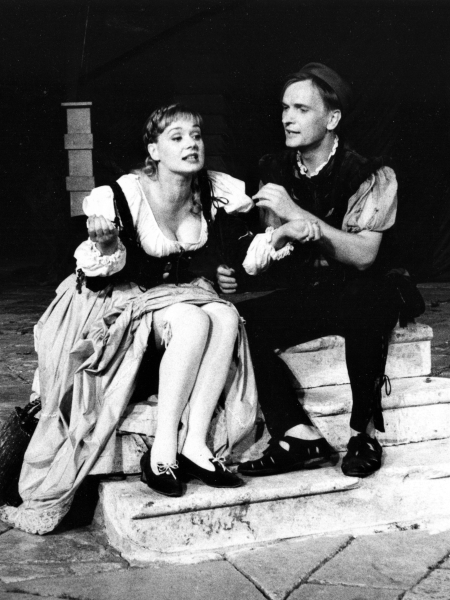 Ksenija Pajić (Petrunjela), Vili Matula (Pomet Trpeza), Marin Držić, <em>Dundo Maroje</em>, red. Krešimir Dolenčić, GDK Gavella/DLJI, Gundulićeva poljana, 1995.