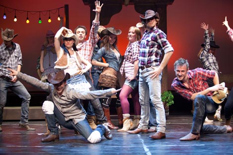 B Glad produkcija, Zagreb: Tom Snow – Dean Pitchford, Footloose, red. Igor Barberić