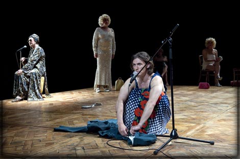 les ballets c de la b, Gent, Belgija: Gardenia, red. Alain Platel