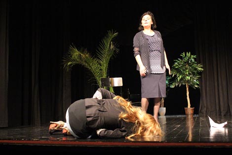 Gradsko kazalište Požega: Damir Mađarić, Glumice u zagrljaju, red. Damir Mađarić, foto: Hrvoje Kusik