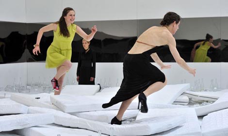 Residenz Theater, Njemačka, Rainer Werner Fassbinder, Gorke suze Petre von Kant (Die bitteren Tränen der Petra von Kant), red. Martin Kušej