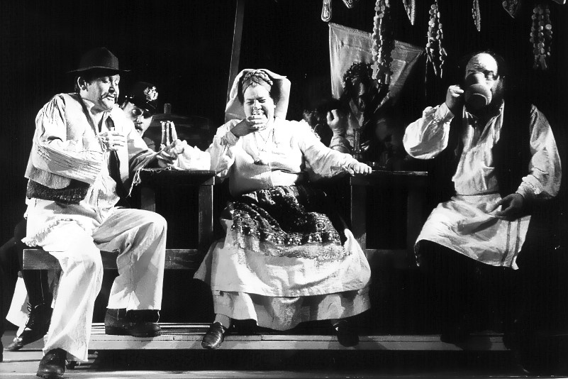 Vlado Kovačić, Ivana Grünbaum, Damir Mejovšek, Vlado Puhalo (u pozadini) u izvedbi Freudenreichovih <em>Graničara</em> u režiji Georgija Para u Gradskom kazalištu Komedija, 1978.