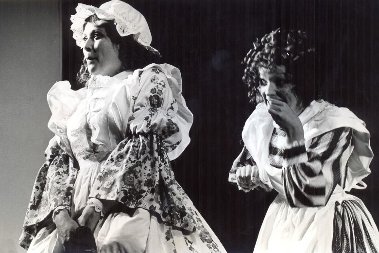 Sanda Langerholz i Nada Abrus u Freudenreichovim <em>Graničarima</em>, Kazalište Komedija, 1978.