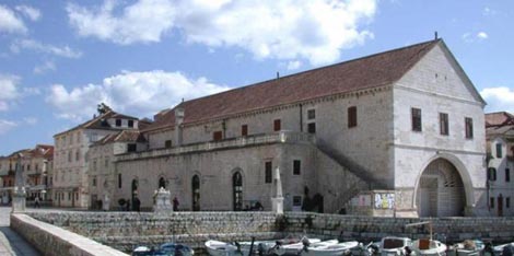 Zgrada Hvarskog kazališta  (Arsenala), prvog građanskog kazališta u Europi