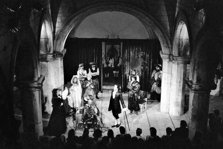 Molière – Tudišević, <em>Ilija Kuljaš – Građanin plemić</em> / <em>Le Bourgeois gentilhomme</em>, red. Ivica Kunčević, DLJI, Festivalski dramski ansambl, atrij Palače Sponza, 1997.