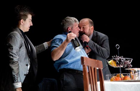 Satiričko kazalište Kerempuh, Zagreb: Richard Bean, Jedan sluga, dva gospodara, red. Vito Taufer