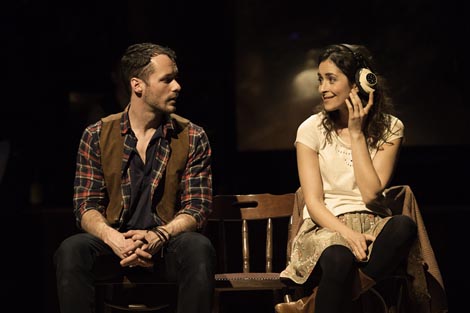 Declan Bennett (Guy) i Zrinka Cvitesic (Girl); Phoenix Theatre, London (West End): Ende Walsh – Glen Hansard & Markéta Irglovà, Once, red. John Tiffany, foto: Manuel Harlan
