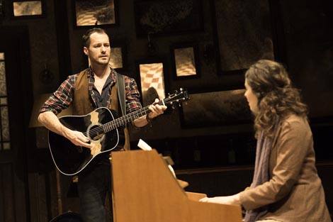 Declan Bennett (Guy) i Zrinka Cvitesic (Girl); Phoenix Theatre, London (West End): Ende Walsh – Glen Hansard & Markéta Irglovà, Once, red. John Tiffany, foto: Manuel Harlan