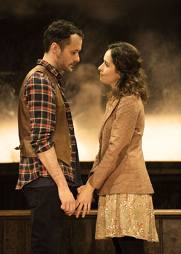 Declan Bennett (Guy) i Zrinka Cvitesic (Girl); Phoenix Theatre, London (West End): Ende Walsh – Glen Hansard & Markéta Irglovà, Once, red. John Tiffany, foto: Manuel Harlan