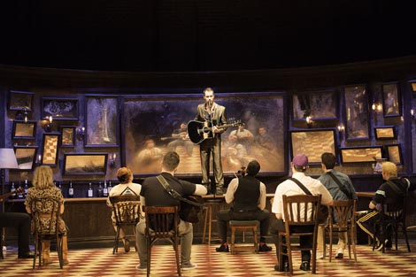 Ansambl predstave; Phoenix Theatre, London (West End): Ende Walsh – Glen Hansard & Markéta Irglovà, Once, red. John Tiffany, foto: Manuel Harlan