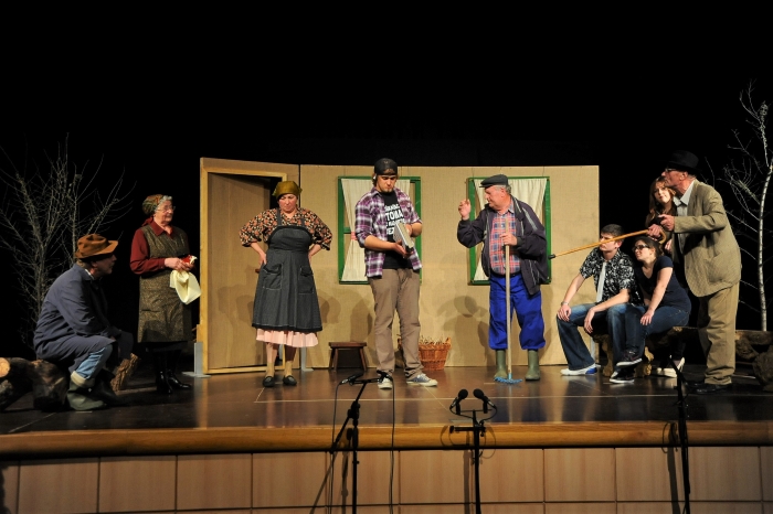 Predstava <em>Kaj smo mi hujši</em> autora Đure Horvata u izvedbi KUD-a Katruže iz Ivanovca na Festivalu KAM 2013. godine