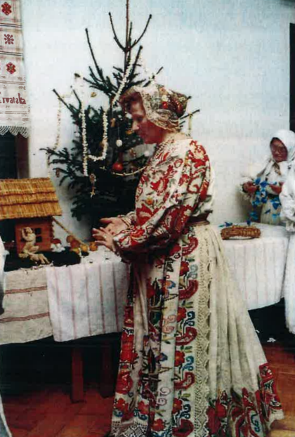 Božić u Resniku, Zlatica Malčić i Jana Pepeljnjak kinđaju bor, 1990.