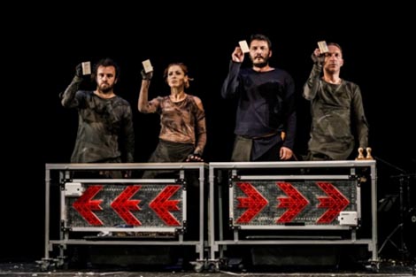 Qendra Multimedia, Priština: Kosovski cinik, Kazališna predstava s četiri glumca i..., red. Blerta Neziraj