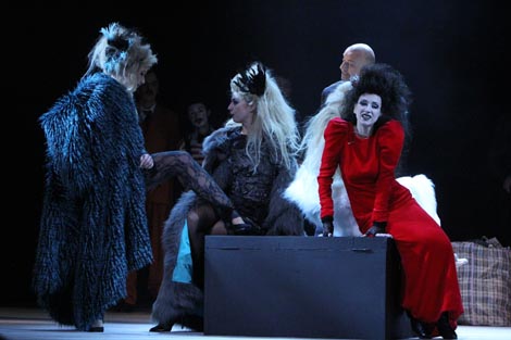 Hrvatsko narodno kazalište u Zagrebu: Jean Giraudoux, Luđakinja iz Chaillota, red. Krešimir Dolenčić