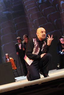 Hrvatsko narodno kazalište u Zagrebu: Jean Giraudoux, Luđakinja iz Chaillota, red. Krešimir Dolenčić