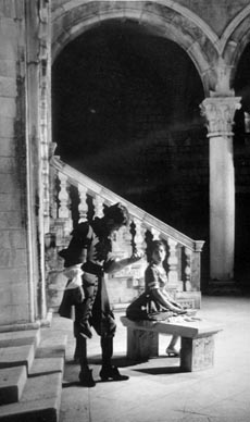 Izet Hajdarhodžić i Ksenija Hajdarhodžić (rođ. Dedić): Jean-Baptiste Poquelin Molière, Škola za žene, Dubrovačke ljetne igre, Knežev dvor, 1962., red. Joško Juvančić, foto: Vilko Zuber