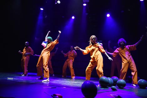 HNK Ivana pl. Zajca, Rijeka, HAU Hebbel am Ufer (Berlin), Wiener Festwochen (Beč), Slovensko mladinsko gledališče (Ljubljana), Kunstfest Weimar, Zürcher Theater Spektakel i Internacionalni teatarski festival MESS (Sarajevo)): Naše nasilje i vaše nasilje (nadahnuto romanom Estetika otpora Petera Weissa), red. Oliver Frljić, foto: Wiener Festwochen © Alexi Pelekanos