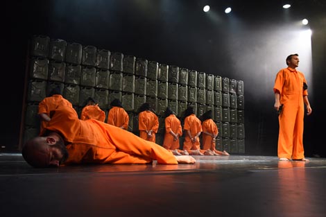 HNK Ivana pl. Zajca, Rijeka, HAU Hebbel am Ufer (Berlin), Wiener Festwochen (Beč), Slovensko mladinsko gledališče (Ljubljana), Kunstfest Weimar, Zürcher Theater Spektakel i Internacionalni teatarski festival MESS (Sarajevo)): Naše nasilje i vaše nasilje (nadahnuto romanom Estetika otpora Petera Weissa), red. Oliver Frljić, foto: Wiener Festwochen © Alexi Pelekanos