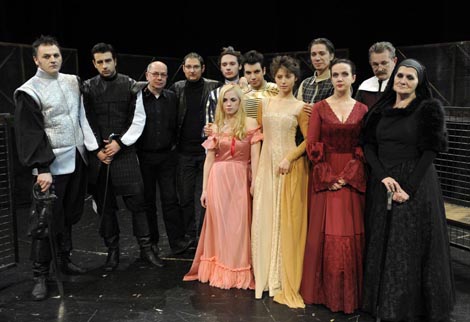 ansambl predstave s autorom (3. s lijeve strane) i redateljem (4. s lijeve strane); Hrvatsko narodno kazalište u Varaždinu: Vladimir Stojsavljević, Nikola Sedmi, red. Romano Bogdan, premijera 4. prosinca 2008.