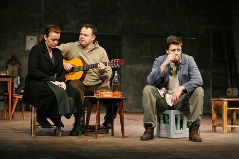 Gradsko dramsko kazalište Gavella, Zagreb: Elvis Bošnjak, Nosi nas rijeka, red. Krešimir Dolenčić