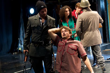 Noćna scena Hrvatskog narodnog kazališta u Osijeku: Marijan Gubina, 260 dana, red. Dražen Ferenčina