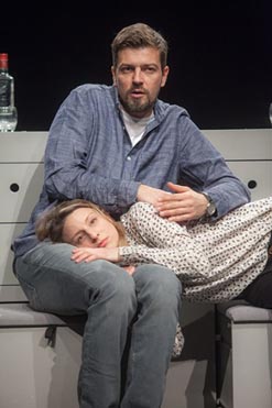 Teatar Exit i Gradsko kazalište Sisak: Duncan Macmillan, Pluća, red. Aida Bukvić