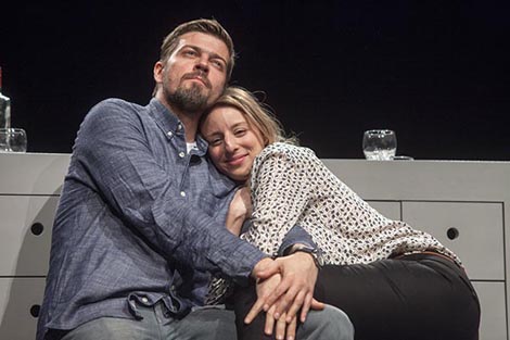 U vrlo promišljenoj redateljskoj viziji preciznog ritma i delikatnog balansiranja između ozbiljnog i smiješnog Aide Bukvić s vrhunskim glumačkim izvedbama Jadranke Đokić i Amara Bukvića Pluća se ostvaruju kao punokrvna drama dvoje zanimljivih pojedinaca kojih se životi lome pod teretom nekritički prihvaćenih normi korektnosti generacije koja počinje graditi svijet i društvo na temeljima neke nove pravednosti. Takvom interpretacijom Macmillanovog teksta ova je zagrebačko-sisačka koprodukcija još jedan značajan doprinos visokim standardima koji vladaju na Exitovoj pozornici.