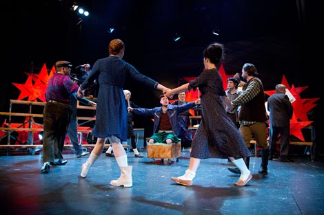 Satiričko kazalište Kerempuh, Zagreb: Ivo Brešan, Predstava Hamleta u selu Mrduša Donja, red. Vinko Brešan