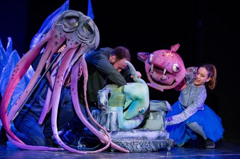 Dječje kazalište Branka Mihaljevića, Osijek: Priča s morskog dna (prema motivima zbirke Monike Kompanikove Dubomorske priče), red. Maja Lučić Vuković