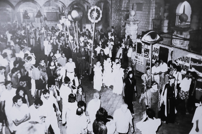 Procesija glumaca u sklopu izvedbe Vetranovićeve predstave <em>Kako bratja prodaše Jozefa</em>, red. Joško Juvančić, Dubrovnik, 1990.