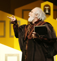 Ratko Glavina kao Niko, dundo Kamilov u Skupu Marina Držića u režiji Joška Juvančića u HNK u Splitu