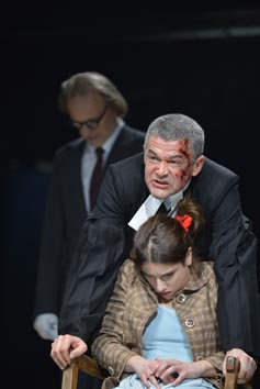 Jugoslovensko dramsko pozorište, Beograd, Srbija, Heinrich von Kleist, Razbijeni vr&ccaron; (Razbijeni kr&ccaron;ag), red. Igor Vuk Torbica, foto: Nenad Petrovi&cacute;