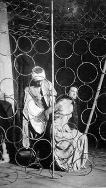 Izet Hajdarhodžić i Nada Subotić u prizoru iz Lucićeve Robinje pred Kneževim dvorom na Dubrovačkim ljetnim igrama 1954. u režiji Branka Gavelle i Bogdana Jerkovića, foto: Tošo Dabac