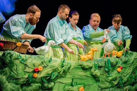 Dječje kazalište Branka Mihaljevića, Osijek, Gradsko kazalište Joza Ivakić, Vinkovci: Hans Christian Andresen, Ružno pače, red. Đorđe Dukić