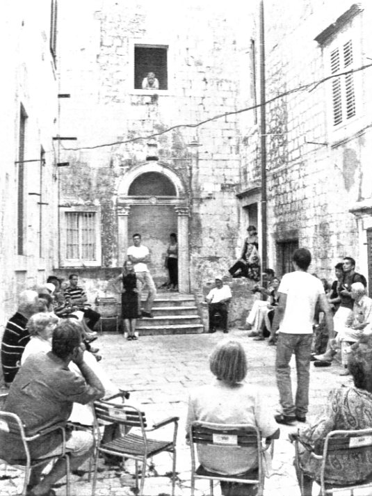 <em>Radionica za pričanje, šetanje i izmišljanje</em> Nataše Rajković i Bobe Jelčića